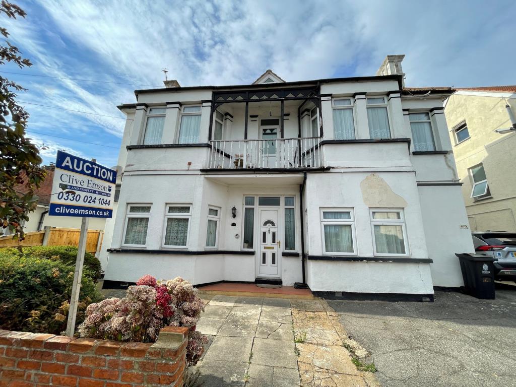 Lot: 82 - TOP FLOOR FLAT FOR INVESTMENT -